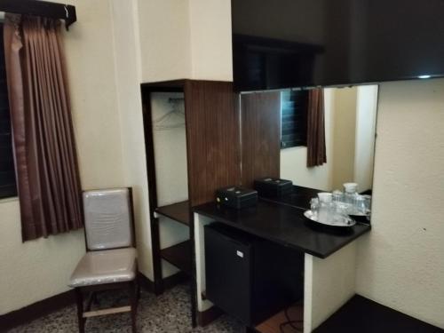 危地马拉塞维利亚酒店的一间带水槽和镜子的浴室