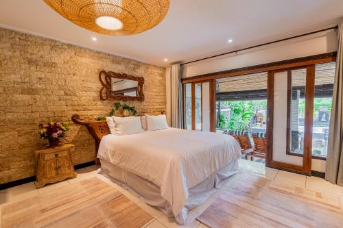 努沙杜瓦Peaceful Tranquil Villa in Nusa Dua的一间卧室设有一张床和一个大窗户