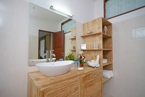 塞米亚克5 Bedroom Villa in Centre Location of Seminyak的一间带大水槽和镜子的浴室