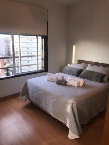 布宜诺斯艾利斯Excelente departamento con ubicación ideal的一间卧室配有一张大床和两条毛巾