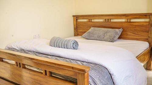 金贾Serene villa的卧室设有两张单人床,配有木架