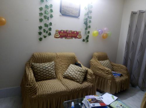 达卡Rent Room in Bashundhara R A near US Embassy的儿童间 - 带一张沙发和一把椅子