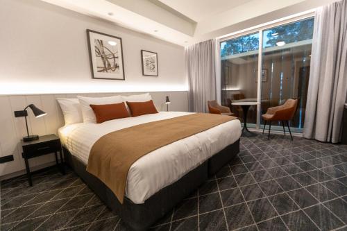 斯昆The Gable Inn的酒店客房设有一张大床和一张书桌。