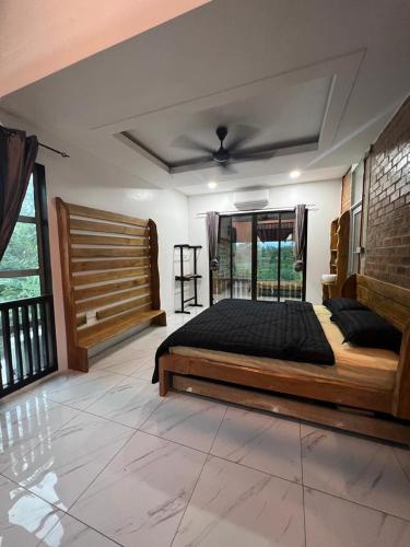 Kuala NerangAZretreat@Pai的一间卧室设有一张大床和一个窗户。
