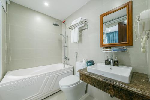 河内New Century Hotel Cau Giay的一间带水槽、卫生间和镜子的浴室
