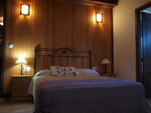 巴拿马城EGO House的一间卧室配有一张大床,墙上有两盏灯