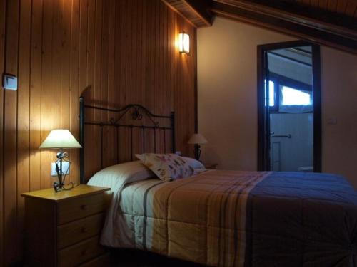 巴拿马城EGO House的一间卧室配有一张床和一张带台灯的桌子
