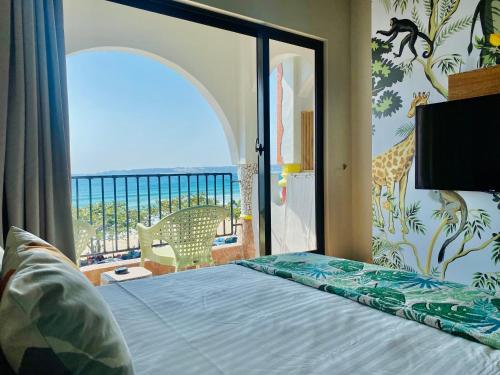 南湾觅夏旅店的一间卧室配有一张床,享有海景