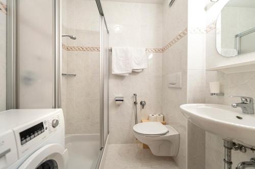 塞尔瓦迪加尔代纳山谷Week End Senoner的带淋浴卫生间和盥洗盆的浴室