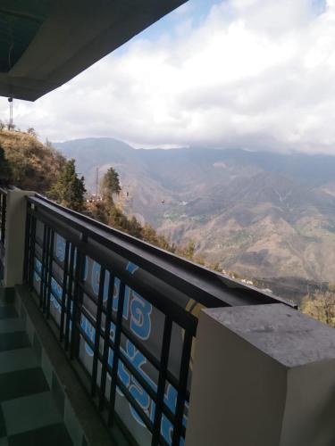 巴德里纳特Badrinath B V by prithvi yatra hotels的山景阳台。