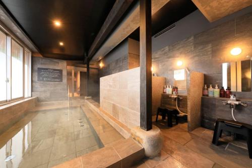 津和野町Yutorelo Tsuwano的带淋浴和盥洗盆的浴室