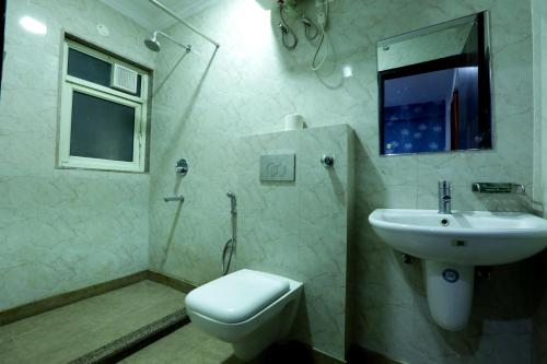 新德里Hotel Venture Near New Delhi International Airport的一间带卫生间和水槽的浴室