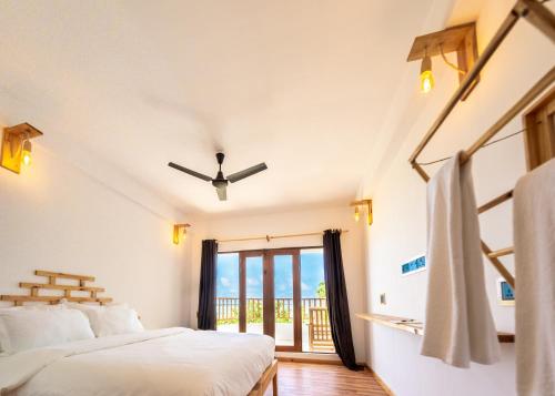 希曼杜岛Manta Sea View Himandhoo的一间卧室设有两张床和窗户。