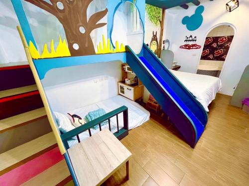 南湾海湾旅店的一间卧室配有一张带滑梯的双层床