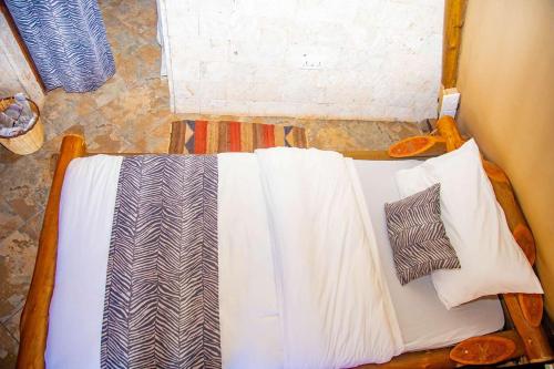 VoiBoma Simba Safari Lodge的一张床上有两个枕头的房间