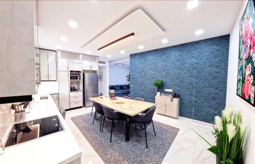 拉纳卡Sveltos Residence Suites的厨房以及带桌椅的用餐室。