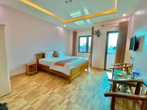 奠边府市Minh Thủy Hotel - 32 Nguyễn Chí Thanh, Điện Biên - by Bay Luxury的一间卧室配有一张床和一台电视