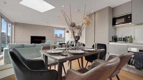 Modern and Spacious Penthouse Apartment in Putney with Free Parking餐厅或其他用餐的地方