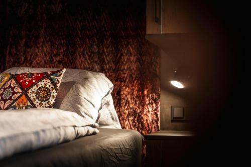 萨尔巴赫PHILSON Apartments的一张床上的枕头,放在一个房间里