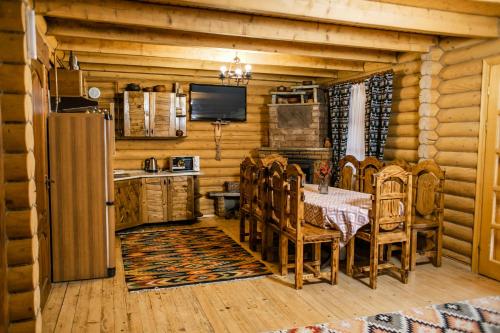 米戈韦Karpaty Migovo的小屋内的厨房配有桌椅