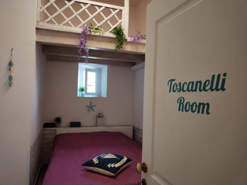 丽都迪奥斯蒂亚Lungomare Toscanelli 206 room fronte mare的客房设有一张床和一张高架床,
