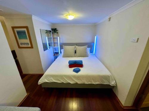 悉尼NY Special Granny Flat in Mosman的一间卧室配有一张床,上面有两条毛巾
