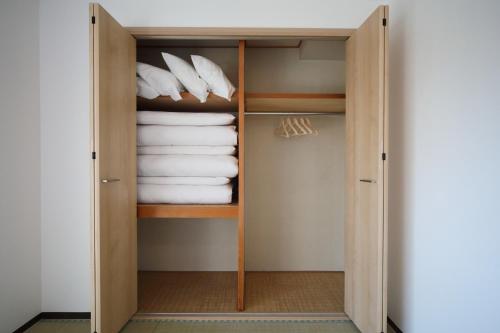 京都Kyoto - Hotel / Vacation STAY 73651的衣柜内备有白色毛巾