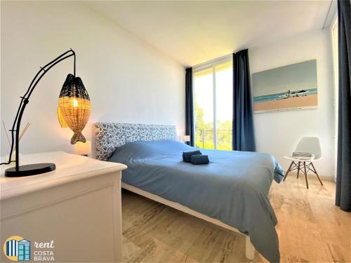普拉加德阿罗Villa Vista的一间卧室设有一张床和一个大窗户