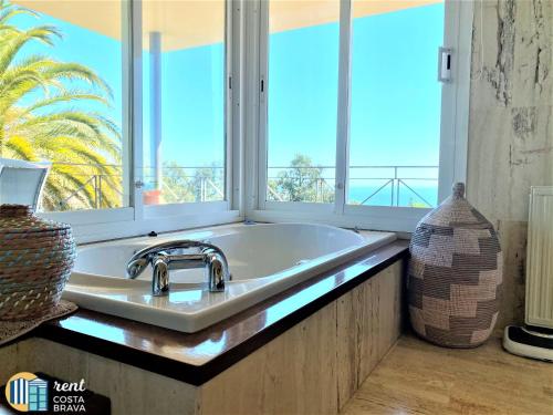 普拉加德阿罗Villa Vista的带大窗户的浴室内的盥洗盆