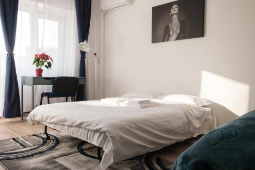 雅西Konstanzer Nicolina12的一间卧室配有一张床、一张桌子和一把椅子
