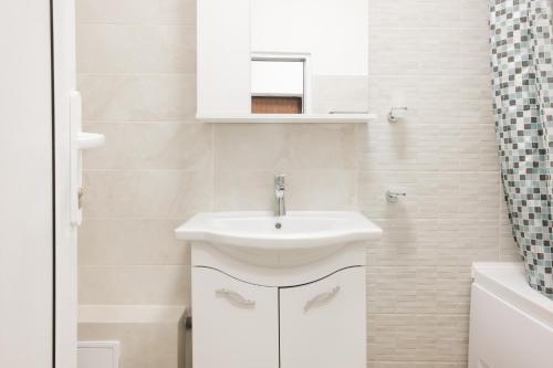 雅西Konstanzer Nicolina12的白色的浴室设有水槽和镜子