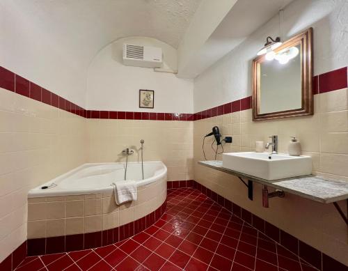 蒙卡列里乐塞尔套房公寓酒店的带浴缸和盥洗盆的浴室