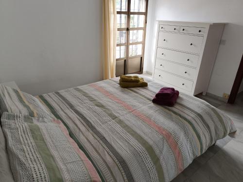 卡拉德米哈斯Chalet junto al mar con jardín privado的一间卧室配有一张床,上面有两条毛巾