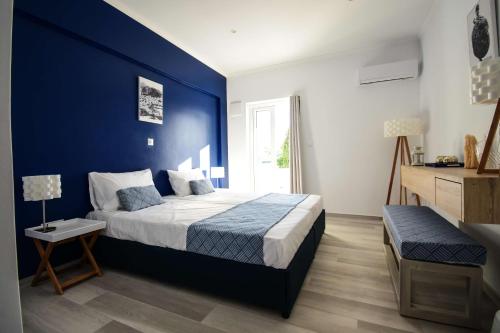 米尔泰Aphrodite Studios Kalymnos的蓝色的卧室,配有床和蓝色的墙壁