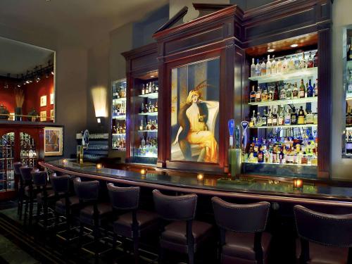 纽约纽约索菲特酒店的酒吧里有很多瓶装酒精饮料