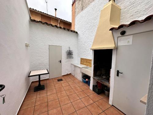 卡夫列尔河畔比利亚戈多Casa Rural Hoces del Cabriel的厨房铺有瓷砖地板,设有白色墙壁。