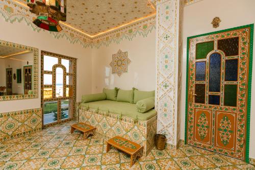 丹吉尔Colorful traditional Riad w/views of Spain的带沙发和门的客厅