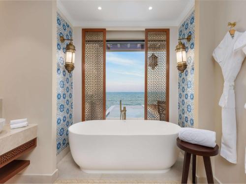 麦纳麦索菲特巴林匝拉塔拉萨海水疗酒店的带浴缸的浴室,享有海景。
