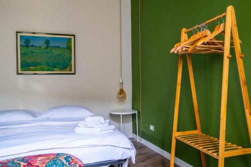 克雷马L'eco della rosa的一间卧室设有绿色的墙壁和一张双层床。