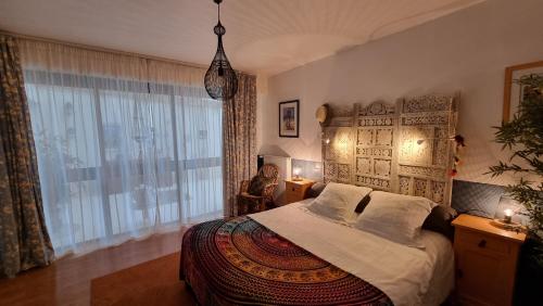 ElliantNuances bretonnes的一间卧室设有一张床和一个大窗户