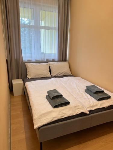 乔左维尔考普尔斯基Mieszkanie Jana Pawła HGS HOME的卧室里一张带两条毛巾的床