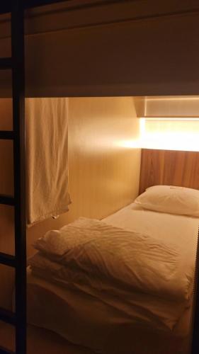 迪拜WeStay Budget Hostel的一间卧室配有一张双层床,光线充足