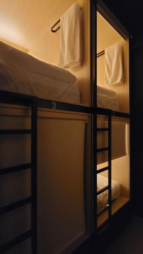 迪拜WeStay Mens Hostel的客房内的一张带镜子的双层床