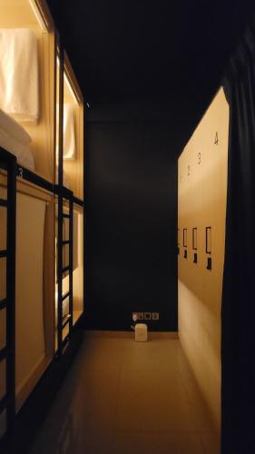 迪拜WeStay Mens Hostel的空的走廊,带窗户的暗室