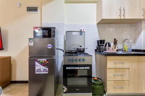 埃尔多雷特Iconic Stays的小厨房配有炉灶和冰箱