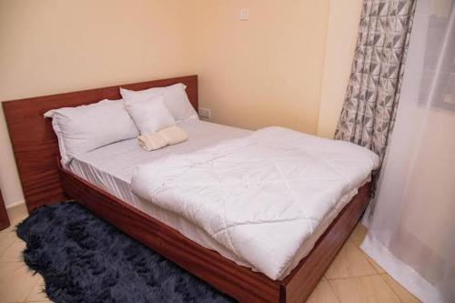 埃尔多雷特Iconic Stays的卧室内的一张带白色床单和枕头的床