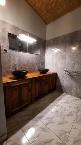 ToubakoutaChez Nous Chez Vous的浴室设有木台上的两个盥洗盆