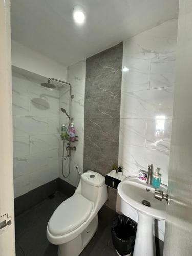 LoboD Villa Nueva's Beach House的白色的浴室设有卫生间和水槽。