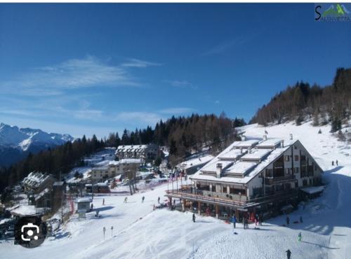 泰廖Il posto al sole的雪覆盖的山顶上的滑雪小屋