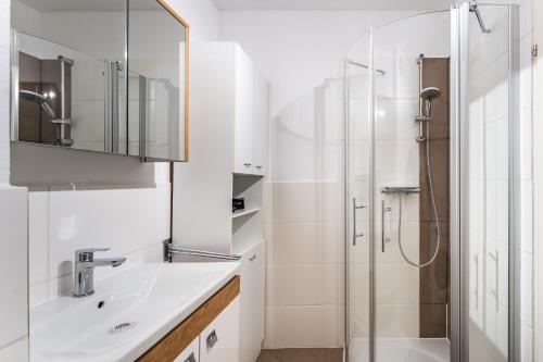 蒙德塞Billys Apartment Zentrum, Renoviert, Garage, Netflix的一间带水槽和淋浴的浴室